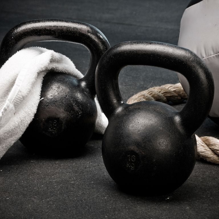 zwei Kettlebells auf dem Boden
