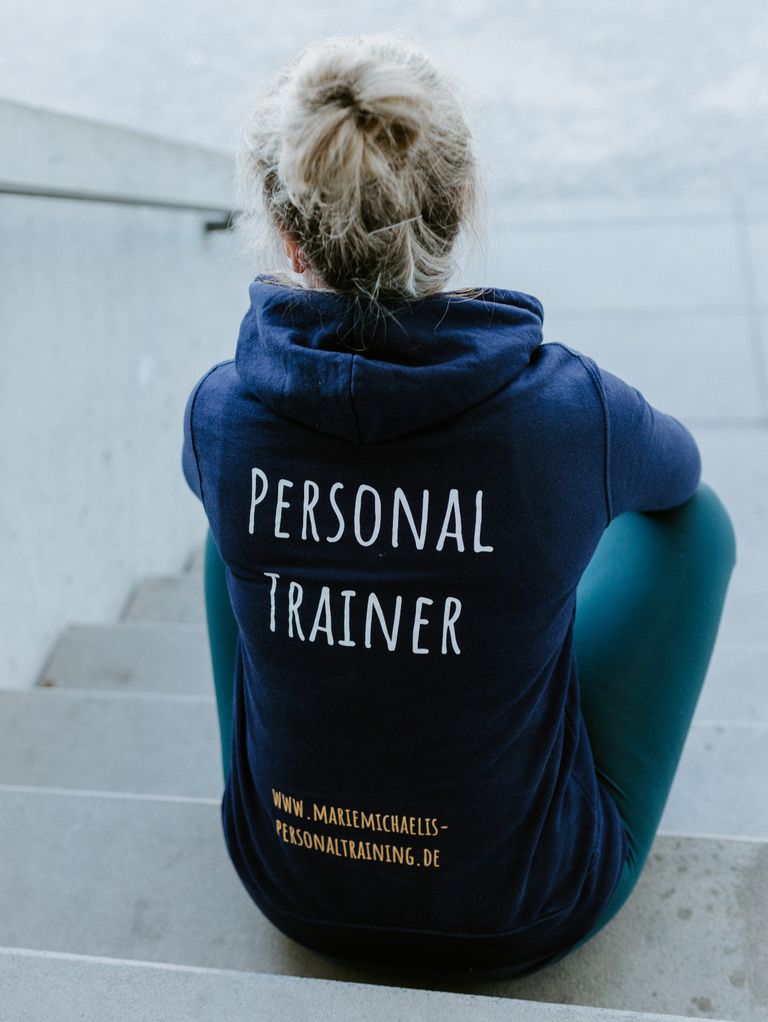 Personal Trainer sitzt auf der Treppe