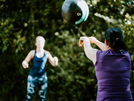 Ballwerfen mit Kundin